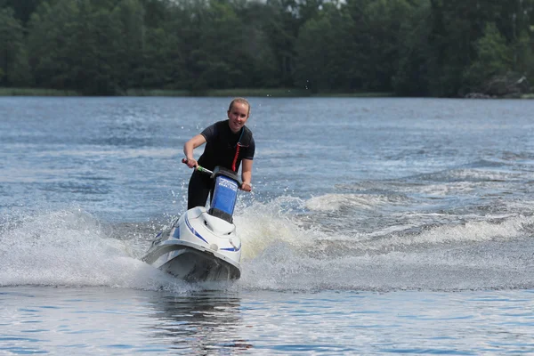 Jet ski üzerinde eylem fotoğraf genç kadın.