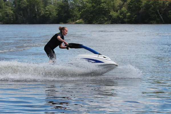 Jet ski üzerinde eylem fotoğraf genç kadın.