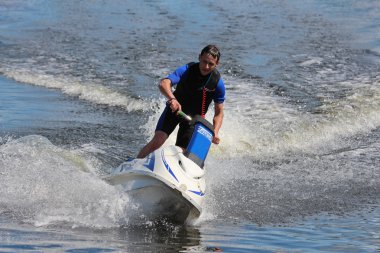 Eylem fotoğraf adam jet ski üzerinde.