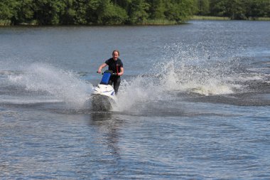 Jet ski üzerinde eylem fotoğraf genç kadın.