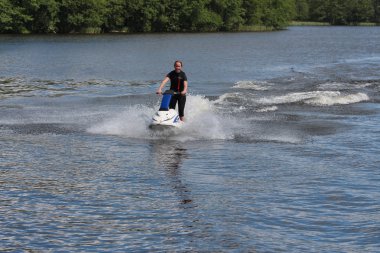 Jet ski üzerinde eylem fotoğraf genç kadın.