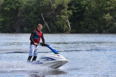 Eylem fotoğraf adam jet ski üzerinde.