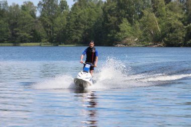 Eylem fotoğraf adam jet ski üzerinde.
