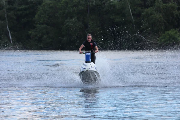 Åtgärder foto ung kvinna på jet ski. — Stockfoto