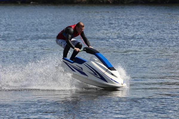 Jet ski üzerinde eylem fotoğraf adam. Atlama.