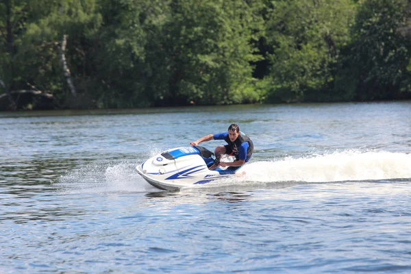 Eylem fotoğraf adam jet ski üzerinde.