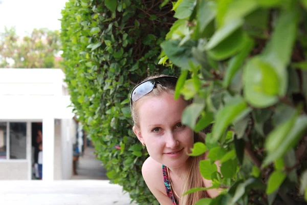 Young woman in the foliage. — Stock Photo, Image