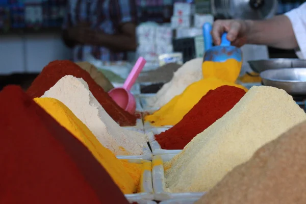 Πολύχρωμη σειρά τις dirrerent μπαχαρικών στην αγορά, Αγκαντίρ, Μαρόκο. — Φωτογραφία Αρχείου