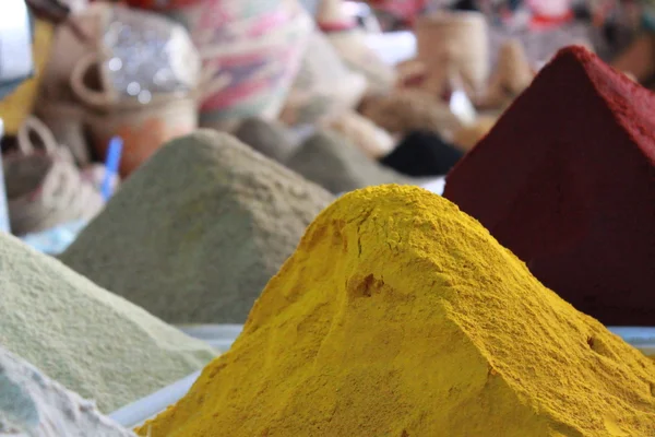 Fila colorida de especiarias sujas no mercado, Agadir, Marrocos . — Fotografia de Stock