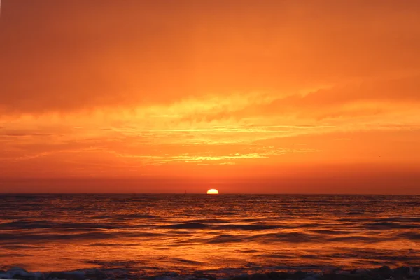 Sıcak günbatımı okyanus. Agadir, Morocco.