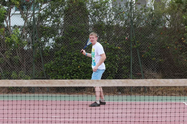 Hombre joven jugando al tenis al aire libre . — Foto de Stock