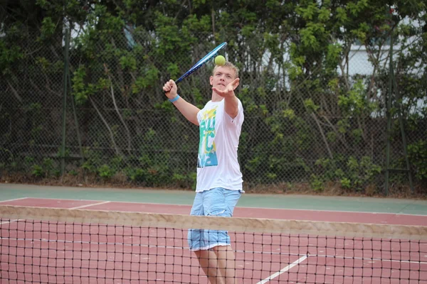 Jeune homme jouant au tennis extérieur . — Photo