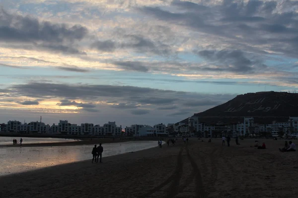 海の海岸の夕暮れ。山の上 inscption:「神、祖国、王" — ストック写真