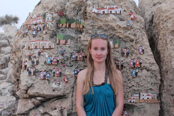 Young woman in the Ayia Napa International Sculpture Park. — Stock Photo, Image