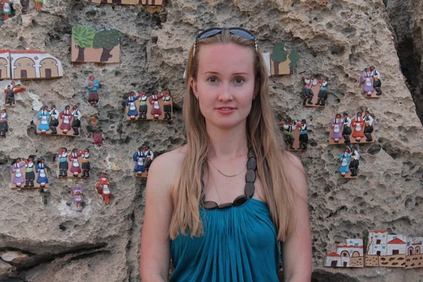 Young woman in the Ayia Napa International Sculpture Park. — Stock Photo, Image