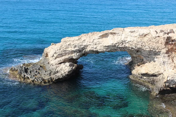 Натуральний камінь любов міст на Кіпрі Айя-Напа. — стокове фото