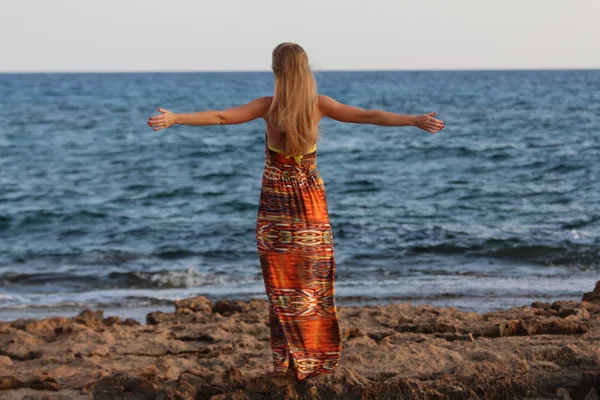 Geri duran ve kollarını yayılan genç güzel kız.