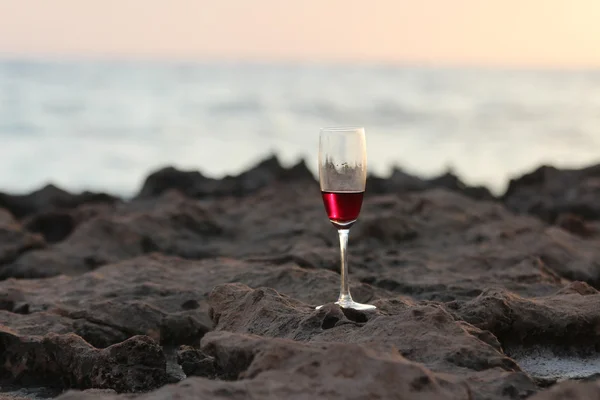 Um copo de vinho na praia. — Fotografia de Stock
