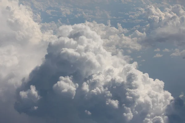 Cumulus bulutları. Seyahat ve keşfetmek. — Stok fotoğraf