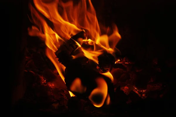 Lagerfeuer. Sommerzeit auf dem Land. — Stockfoto