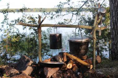 kamp ateşi gıda hazırlama.