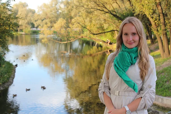 Autumn. Young beautiful woman in the park. — Stock Photo, Image