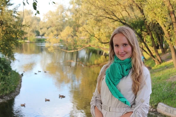 Herfst. Jonge mooie vrouw in het park. — Stockfoto