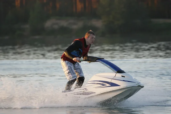 Actie foto Man op jet ski. — Stockfoto