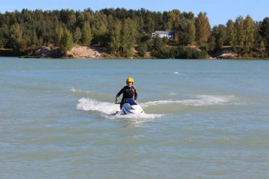 Jet ski üzerinde genç kadın.