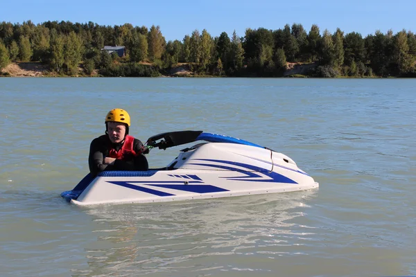 Jonge man in de buurt van zijn jet ski. — Stockfoto