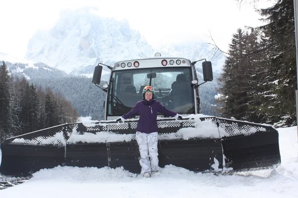 Comprensorio sciistico Dolomiti. Gatto delle nevi. Impianti di rimozione neve . — Foto Stock