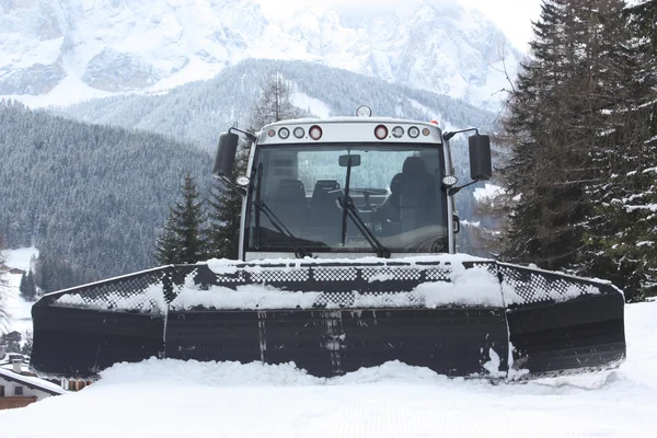 ドロミテ スキー リゾート。Snowcat。雪の除去装置. — ストック写真