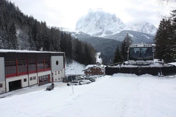 Dolomitas estância de esqui. Gato de neve. Equipamento removedor de neve . — Fotografia de Stock