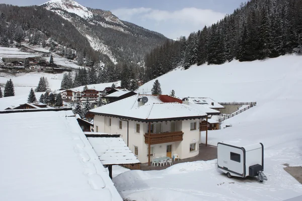 Alpine village, Dolomieten skiën resort. — Stockfoto