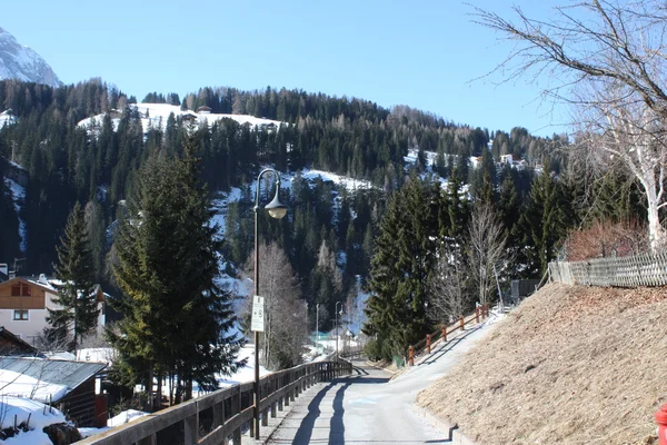 Stopy ścieżka. Alpejska wioska, Dolomity Teren narciarskie. — Zdjęcie stockowe