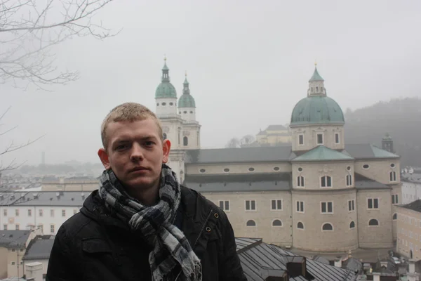 Joven en la ciudad de Salzburgo . — Foto de Stock