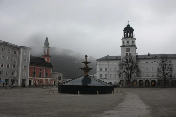Residenzplatz, Salzburg, Avusturya. Michaelskirche ve Glockenpiel. — Stok fotoğraf