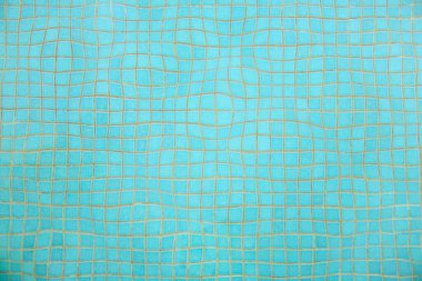 Mavi havuz zemininin bozulmuş sudaki görüntüsü. havuz arkaplanı