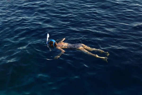 Young Girl Snorkeling Blue Sea Vacation Concept — Stock Photo, Image