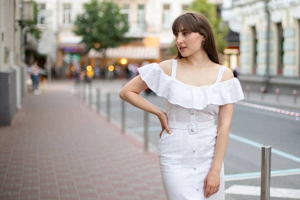 Gros Plan Une Belle Femme Aux Cheveux Bruns Dans Une — Photo