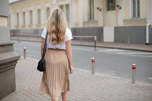 Widok Tyłu Dziewczyna Blond Włosy Białym Shirt Spódnica Spacery Mieście — Zdjęcie stockowe