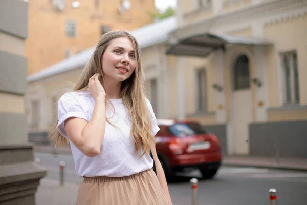 Hermosa Chica Caucásica Con Pelo Rubio Lado Ciudad Contexto Coche — Foto de Stock