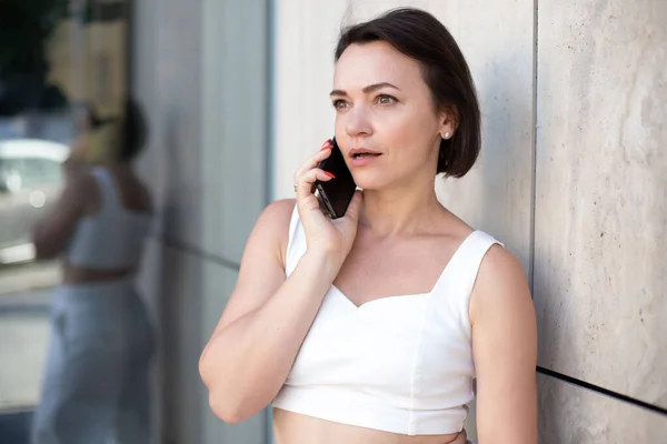 Asombro Mujer Adulta Blanco Hablando Por Teléfono Mirando Hacia Otro — Foto de Stock