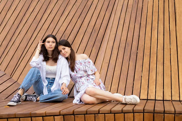 Duas Meninas Irmãs Estão Sentadas Grande Banco Madeira Livre — Fotografia de Stock