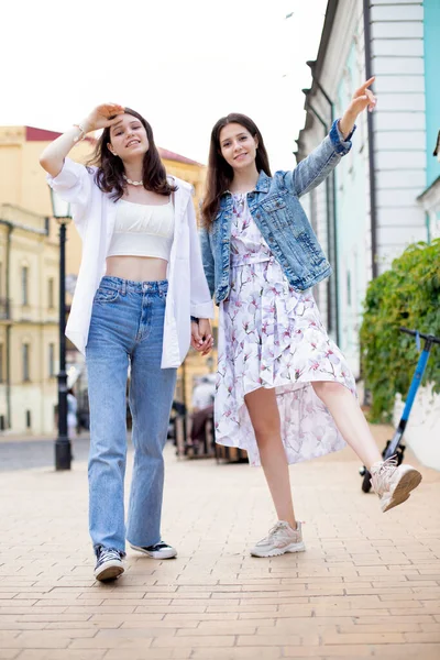 Две Девочки Сестры Повседневной Одежде Вместе Весело Гуляют Улице Летом — стоковое фото