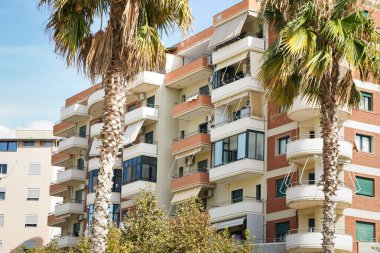 Keskin çizgileri ve dağınık avuçlarıyla çağdaş bir konut binası sokağa parlaklığı artırıyor. Arnavut kentlerindeki kentsel emlak alıcıları, kiracılar ve dijital göçebeler için harika..