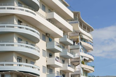 Geleneksel bir beyazlatılmış mavi süslemeli ev deniz kıyısının yanında oturur. Tatil kiralama, bölgesel mimarlık aşıkları, klimaya hazır evler ve uygun fiyatlı deniz kenarı emlak piyasaları için mükemmel..