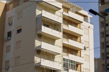 Temiz hatları olan modern bir tatil köyü bir deniz plajının yanında duruyor. Yatırımcılar, kısa vadeli kiralar, klimalı birimler ve sahil konforu arayan emlakçılar için elverişli.