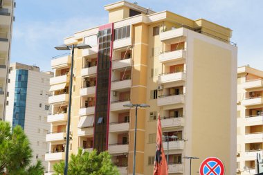 Sakin bir sahil caddesinde hafif tonlarda yenilenmiş yeni bir yapı duruyor. Yurtdışında mülk satın almak, uzun vadeli kiralar ve Arnavut kentsel konut olanaklarını keşfetmek için mükemmel.