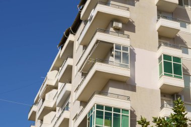  Arnavutluk 'un kıyı kentindeki minimalist bej apartman dairesi, düz perdeler ve kare pencereler. Emlak listeleri, uzun vadeli kiralar, gurbetçiler ve kentsel konut yatırımları için harika..